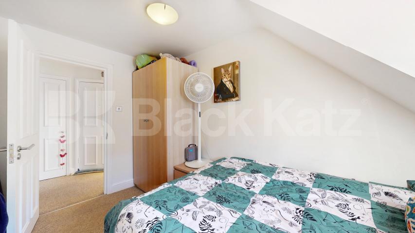 Lovely two bed set within a period house close to Tube & Shops Finchley Road, Finchley Road / Swiss Cottage